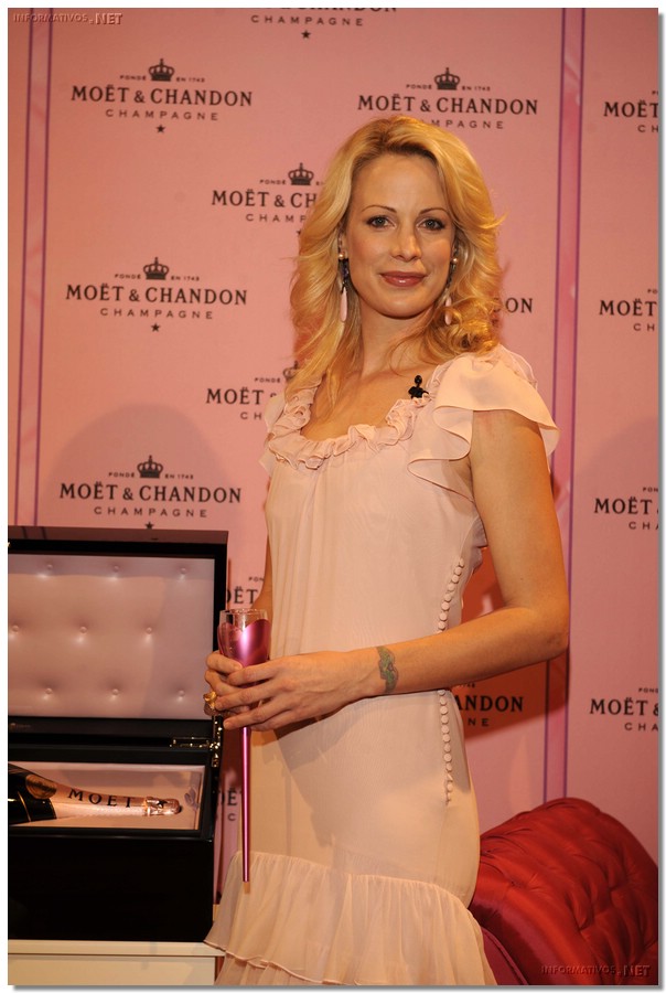 AlisonEastwood11.jpg: Pasarela Cibeles 08 - Kissing Room: Alison Eastwood