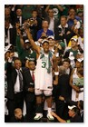:: Pulse para Ampliar ::
            BOSTON - JUNE 17: Paul Pierce #34 of the Boston Celtics celebrates after he was named Most Valuable Player following Game Six of the 2008 NBA Finals June 17, 2008 at the TD Banknorth Garden in Boston, Massachusetts. The Boston Celtics defeated the Los Angeles Lakers 131-92 to win the championship. 