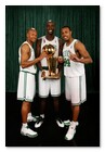 :: Pulse para Ampliar ::
            BOSTON - JUNE 17: (L-R) Ray Allen #20, Kevin Garnett #5, and Paul Pierce #34 of the Boston Celtics poses for a portrait with the Larry O'Brien trophy after defeating the Los Angeles Lakers in Game Six of the 2008 NBA Finals on June 17, 2008 at TD Banknorth Garden in Boston, Massachusetts. The Boston Celtics won 131-92.
