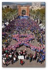 :: Pulse para Ampliar :: Centenares de personas forman un gran lazo humano rosa contra el c&aacute;ncer de mama en Barcelona
            el alcalde Barcelona, Jordi Hereu, y la cantante Marta S&aacute;nchez han apadrinado un gran lazo rosa