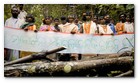 :: Pulse para Ampliar :: Captura del v&iacute;deo documental de Survival sobre los Dongria kondh: uno de los pueblos ind&iacute;genas m&aacute;s remotos de la India en lucha por evitar que su monta&ntilde;a sagrada sea convertida en una mina descubierta propiedad de Vedanta.