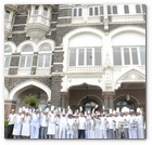 :: Pulse para Ampliar :: The staff of The Taj Mahal Palace, Mumbai join hands with the Dabbawallas to share a meal with the less priviledged at certain identified institutions