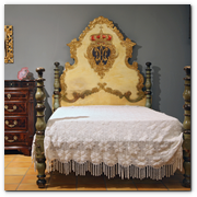 :: Pulse para Ampliar :: Fascinante ejemplo de mobiliario catal&aacute;n, de principios del segle XVIII. Cama de Olot, de madera policromada i dorada. Antig&uuml;edades Canal.