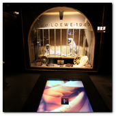 BCN24ABRIL012.- La Galer&iacute;a Loewe recoge toda la esencia de la firma espa&ntilde;ola en un espacio fascinante en el P&ordm; de Gracia de Barcelona. Recreaci&oacute;n del escaparate de 1943 con las panteras enjauladas  creado por Jos&eacute; P&eacute;rez de Rozas, director creativo de Loewe desde ese a&ntilde;o hasta 1978