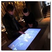 BCN24ABRIL012.- La Galer&iacute;a Loewe recoge toda la esencia de la firma espa&ntilde;ola en un espacio fascinante en el P&ordm; de Gracia de Barcelona. Mesas multimedia con numerosa informaci&oacute;n de la marca