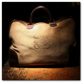 BCN24ABRIL012.- La Galer&iacute;a Loewe recoge toda la esencia de la firma espa&ntilde;ola en un espacio fascinante en el P&ordm; de Gracia de Barcelona. Bolso Amazona, creado en 1975.
