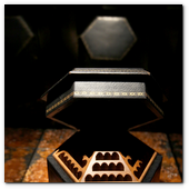 BCN24ABRIL012.- La Galer&iacute;a Loewe recoge toda la esencia de la firma espa&ntilde;ola en un espacio fascinante en el P&ordm; de Gracia de Barcelona. Caja de m&uacute;sica y cigarrera en madera y piel ecras&eacute; con filigranas en pan de oro. A&ntilde;o 1912.
