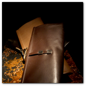 BCN24ABRIL012.- La Galer&iacute;a Loewe recoge toda la esencia de la firma espa&ntilde;ola en un espacio fascinante en el P&ordm; de Gracia de Barcelona. Una cartera de mano, objeto de deseo de todas las mujeres en los a&ntilde;os 60