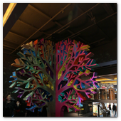 BCN24ABRIL012.- La Galer&iacute;a Loewe recoge toda la esencia de la firma espa&ntilde;ola en un espacio fascinante en el P&ordm; de Gracia de Barcelona. &auml;rbol con las diferentes texturas de las pieles de Loewe; se confeccionan con la piel de un cordero muy especial que se cr&iacute;a en el norte de Espa&ntilde;a, en los Pirineo. Los artesanos de Loewe pulen la napa a mano consiguiendo un tacto &uacute;nico. De ah&iacute;, s&oacute;lo el 5% de la piel tratada llega a convertirse en 'Napa Loewe' para confecci&oacute;n de producto.