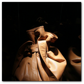BCN24ABRIL012.- La Galer&iacute;a Loewe recoge toda la esencia de la firma espa&ntilde;ola en un espacio fascinante en el P&ordm; de Gracia de Barcelona. La Napa, colecci&oacute;n de 1979