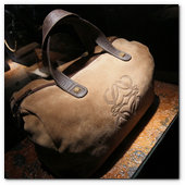 BCN24ABRIL012.- La Galer&iacute;a Loewe recoge toda la esencia de la firma espa&ntilde;ola en un espacio fascinante en el P&ordm; de Gracia de Barcelona. Colecci&oacute;n 'ante oro' de 1974