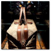 BCN24ABRIL012.- La Galer&iacute;a Loewe recoge toda la esencia de la firma espa&ntilde;ola en un espacio fascinante en el P&ordm; de Gracia de Barcelona. Colecci&oacute;n de viaje en la que aparece por vez primera el logotipo de Loewe, era 1970.