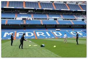 :: Pulse para Ampliar :: El evento concluy&oacute; con un peloteo de tenis entre Nadal, Granero, Xabi Alonso y &Aacute;lvaro  Morata quienes, al finalizar, intentaron marcar un gol desde el centro del campo con una  pelota de tenis
