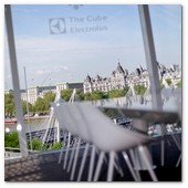 :: Pulse para Ampliar :: London-JUN012.- Cube: un restaurante ef&iacute;mero pop-up s&iacute;mbolo de arquitectura sostenible ubicado en uno de los extremos del tejado del Royal Festival Hall