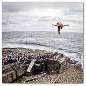 :: Pulse para Ampliar :: Blake Aldridge of Great Britain dives from the 28 metre platform during the second round of the fourth stop of the Red Bull Cliff Diving World Series, Inis Mor, Aran Islands, Ireland on August 3rd 2012.