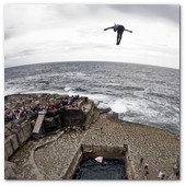 :: Pulse para Ampliar :: Orlando Duque of Colombia dives from the 28 metre platform during the second round of the fourth stop of the Red Bull Cliff Diving World Series, Inis Mor, Aran Islands, Ireland on August 3rd 2012. 