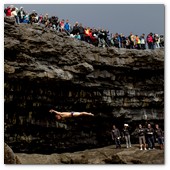 :: Pulse para Ampliar :: David Colturi of the USA dives from the 28 metre platform during the second round of the fourth stop of the Red Bull Cliff Diving World Series, Inis Mor, Aran Islands, Ireland on August 3rd 2012.