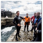:: Pulse para Ampliar :: Cliff diving expert, Joey Zuber of Australia briefs the safety divers during the second round of the fourth stop of the Red Bull Cliff Diving World Series, Inis Mor, Aran Islands, Ireland on August 3rd 2012.