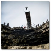 :: Pulse para Ampliar :: Kent De Mond of the USA dives from the 28 metre platform during the second round of the fourth stop of the Red Bull Cliff Diving World Series, Inis Mor, Aran Islands, Ireland on August 3rd 2012. 