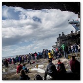:: Pulse para Ampliar :: Michal Navratil of the Czech Republic dives from the 28 metre platform during the fourth stop of the Red Bull Cliff Diving World Series, Inis Mor, Aran Islands, Ireland on August 4th 2012.