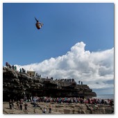 :: Pulse para Ampliar :: Orlando Duque of Colombia dives from the 28 metre platform during the fourth stop of the Red Bull Cliff Diving World Series, Inis Mor, Aran Islands, Ireland on August 4th 2012.