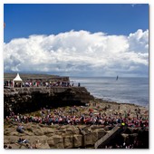 :: Pulse para Ampliar :: Gennadiy Kutsenko of the Ukraine dives from the 28 metre platform during the fourth stop of the Red Bull Cliff Diving World Series, Inis Mor, Aran Islands, Ireland on August 4th 2012. 