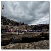 :: Pulse para Ampliar :: David Colturi of the USA dives from the 28 metre platform during the fourth stop of the Red Bull Cliff Diving World Series, Inis Mor, Aran Islands, Ireland on August 4th 2012.