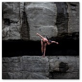 :: Pulse para Ampliar :: Orlando Duque of Colombia dives from the 28 metre platform during the fourth stop of the Red Bull Cliff Diving World Series, Inis Mor, Aran Islands, Ireland on August 4th 2012.