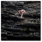 :: Pulse para Ampliar :: Artem Silchenko of Russia dives from the 28 metre platform during the fourth stop of the Red Bull Cliff Diving World Series, Inis Mor, Aran Islands, Ireland on August 4th 2012.