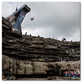 :: Pulse para Ampliar :: Alain Kohl of Luxembourg dives from the 28 metre platform during the fourth stop of the Red Bull Cliff Diving World Series, Inis Mor, Aran Islands, Ireland on August 4th 2012.