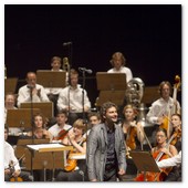 :: Pulse para Ampliar :: 22AGO012.- Recital L&iacute;rico Jonas Kaufmann - Festival Castell de Peralada; Auditorio Parque del Castillo: el tenor Jonas Kaufmann acompa&ntilde;ado por la Orquesta de Cadaqu&eacute;s dirigida por Jochen Rieder. Sus cinco bises dan idea del &eacute;xito de su interpretaci&oacute;n
