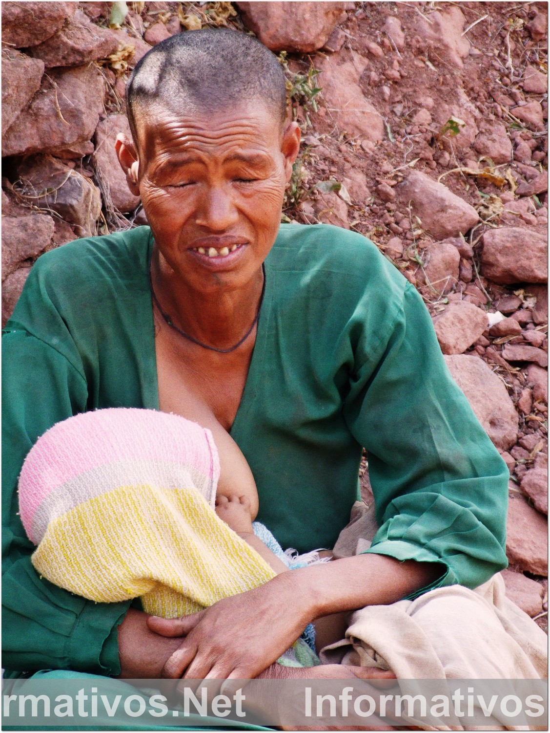 Mujer amamantando a su hijo en Lalibela