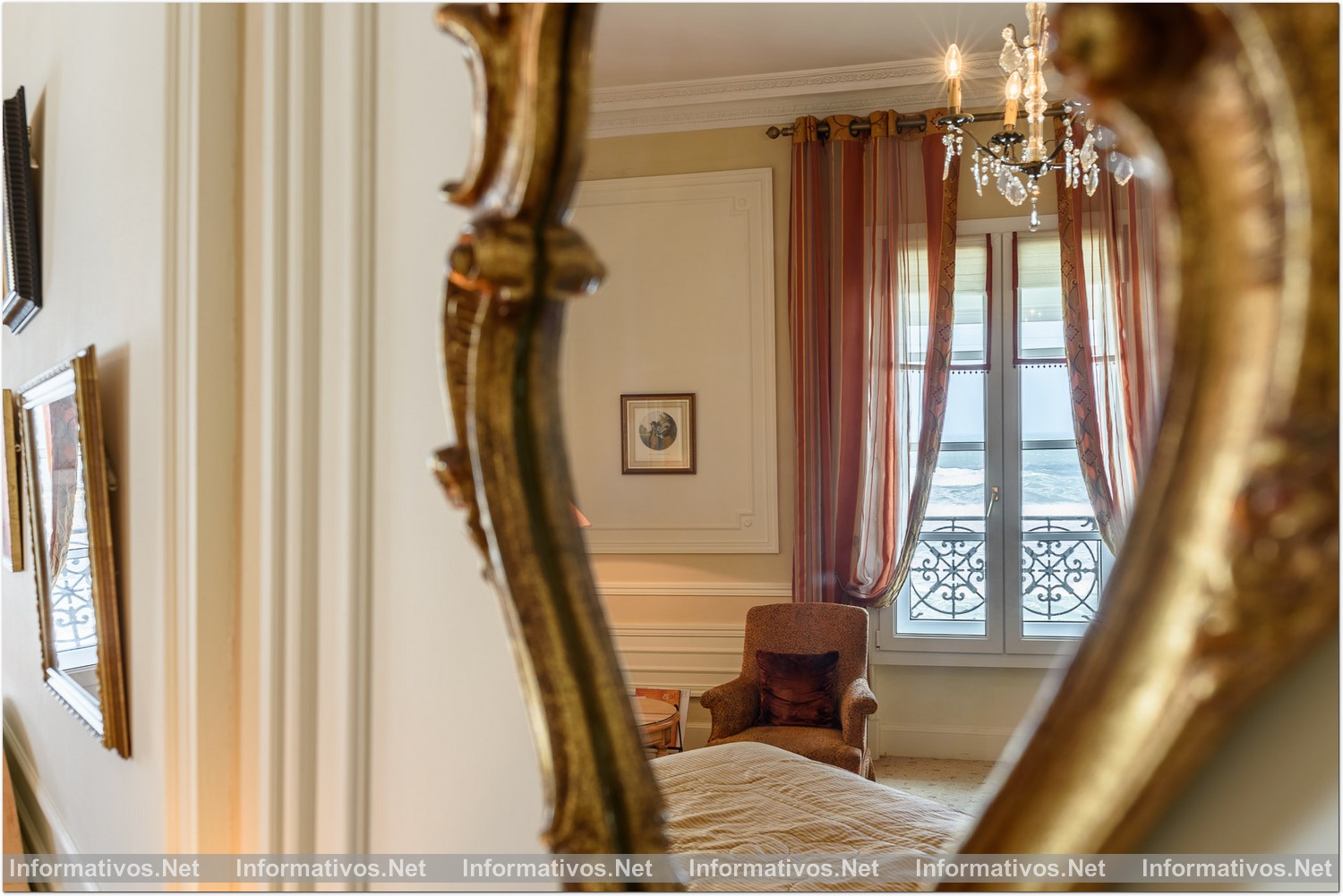 El Hotel Du Palais, construído en Biarritz en 1854 por el emperador Napoleón III es el testimonio de su amor por la emperatriz Eugenia, una verdadera incondicional de la región del País Vasco, fue, en su tiempo, residencia de verano de la pareja y su corte.