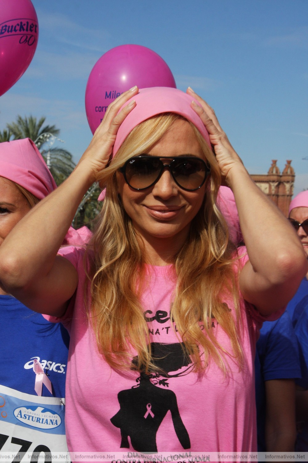Centenares de personas forman un gran lazo humano rosa contra el c�ncer de mama en Barcelona
el alcalde Barcelona, Jordi Hereu, y la cantante Marta S�nchez han apadrinado un gran lazo rosa