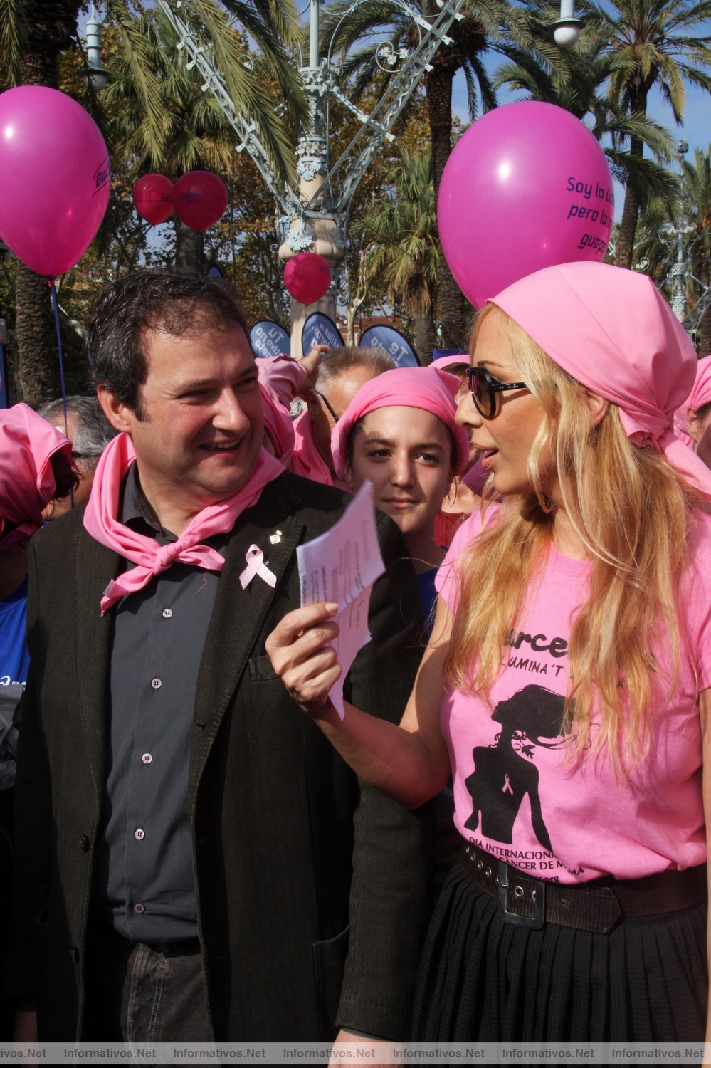 Centenares de personas forman un gran lazo humano rosa contra el c�ncer de mama en Barcelona
el alcalde Barcelona, Jordi Hereu, y la cantante Marta S�nchez han apadrinado un gran lazo rosa