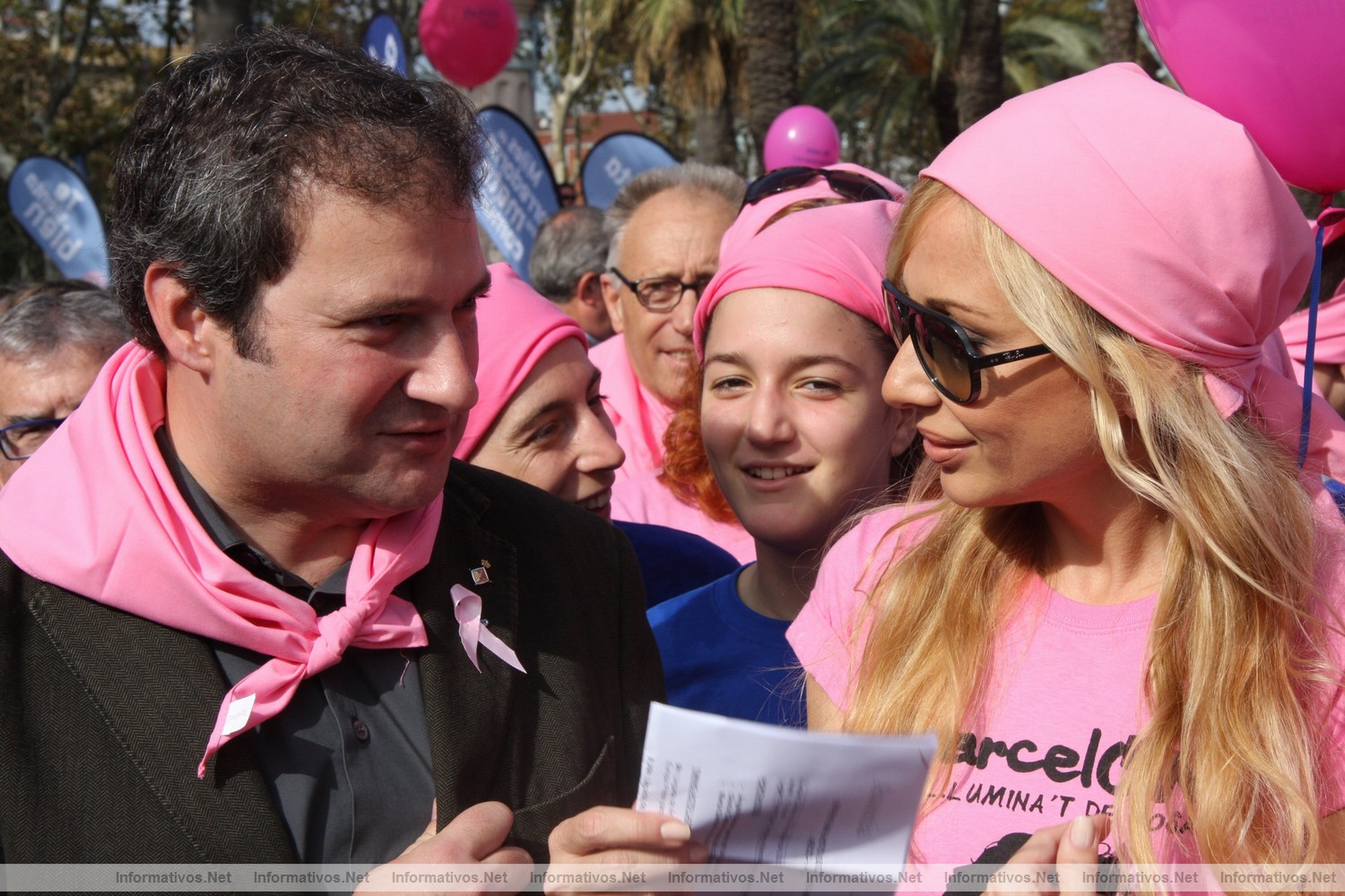 Centenares de personas forman un gran lazo humano rosa contra el c�ncer de mama en Barcelona
el alcalde Barcelona, Jordi Hereu, y la cantante Marta S�nchez han apadrinado un gran lazo rosa
