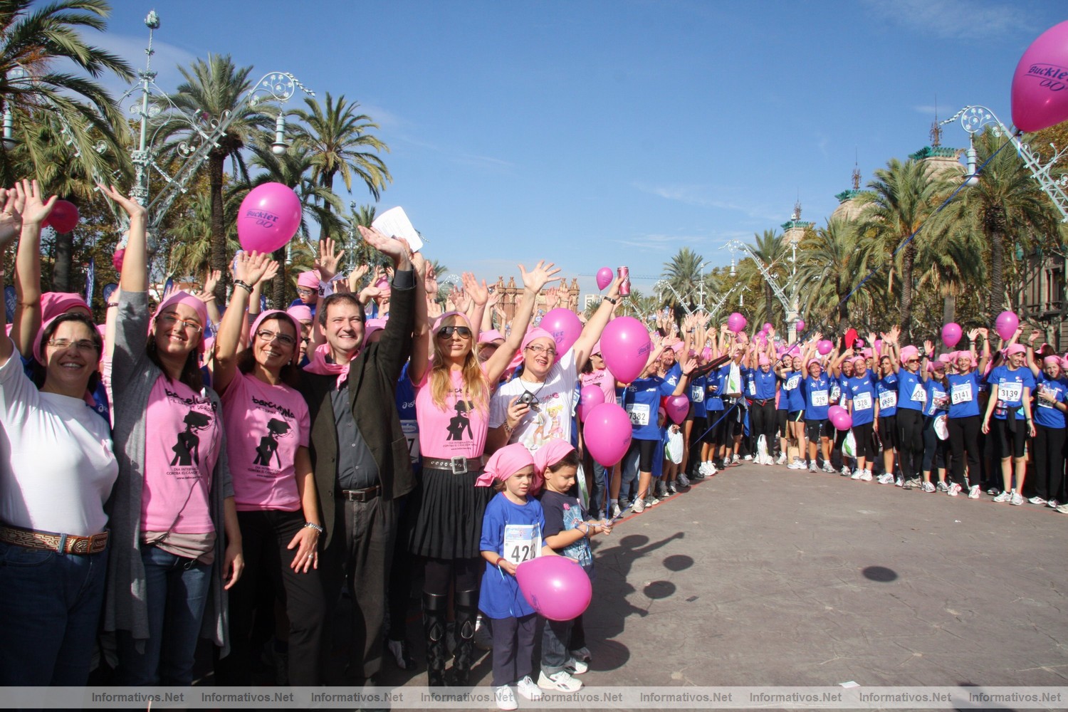Centenares de personas forman un gran lazo humano rosa contra el c�ncer de mama en Barcelona
el alcalde Barcelona, Jordi Hereu, y la cantante Marta S�nchez han apadrinado un gran lazo rosa