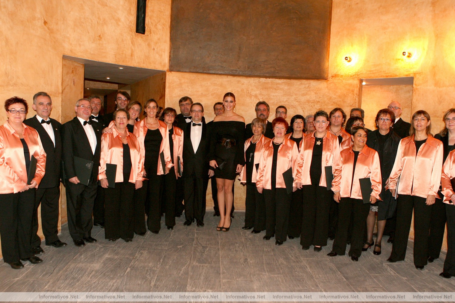 Ceremonia de Investidura Tardoral de la Confraria del Cava Sant Sadurn� 2009. Elisabeth Reyes, Reina del Cava 2009, con la Coral de Sant Sadurn�