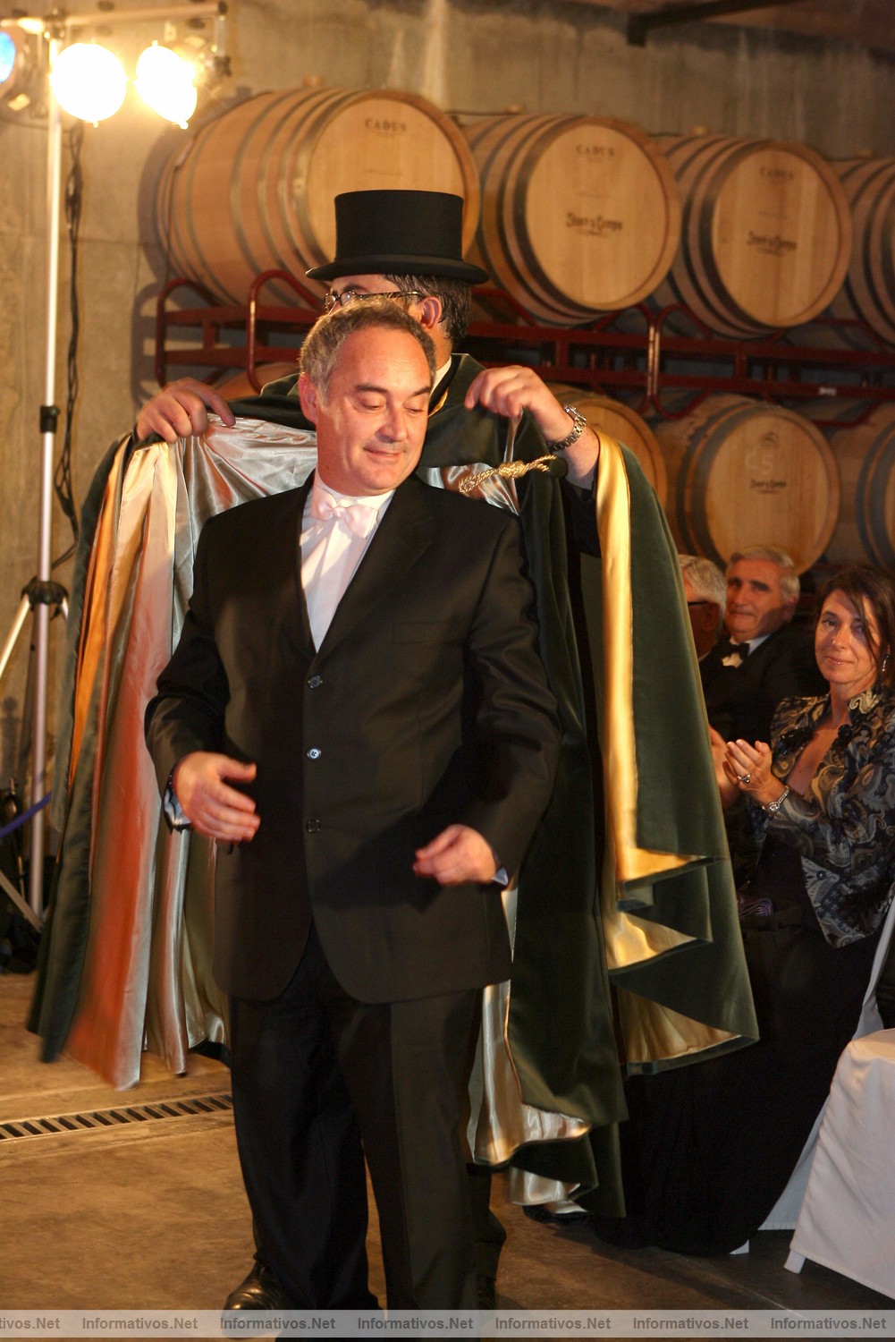 Ceremonia de Investidura Tardoral de la Confraria del Cava Sant Sadurn� 2009. Ferran Adri� en su envestidura como Caballero Cofrade de Honor del Cava