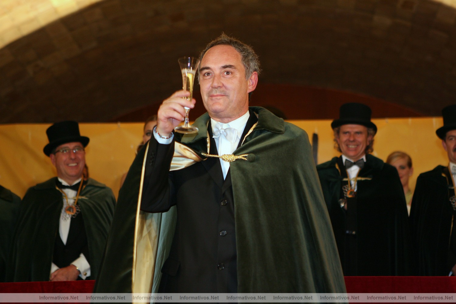Ceremonia de Investidura Tardoral de la Confraria del Cava Sant Sadurn� 2009. Ferran Adri� en su envestidura como Caballero Cofrade de Honor del Cava