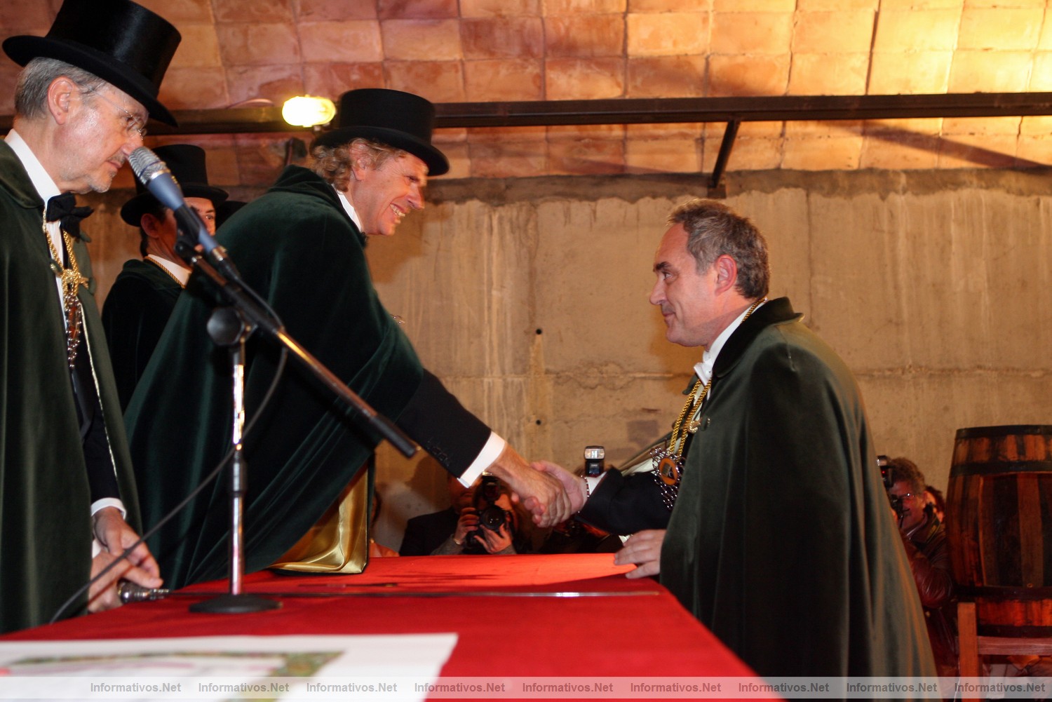 Ceremonia de Investidura Tardoral de la Confraria del Cava Sant Sadurn� 2009. Ferran Adri� en su envestidura como Caballero Cofrade de Honor del Cava