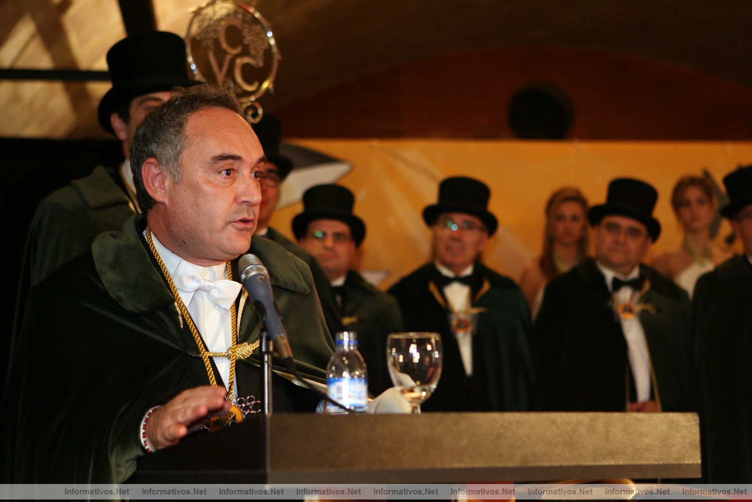Ceremonia de Investidura Tardoral de la Confraria del Cava Sant Sadurn� 2009. Ferran Adri� en su envestidura como Caballero Cofrade de Honor del Cava