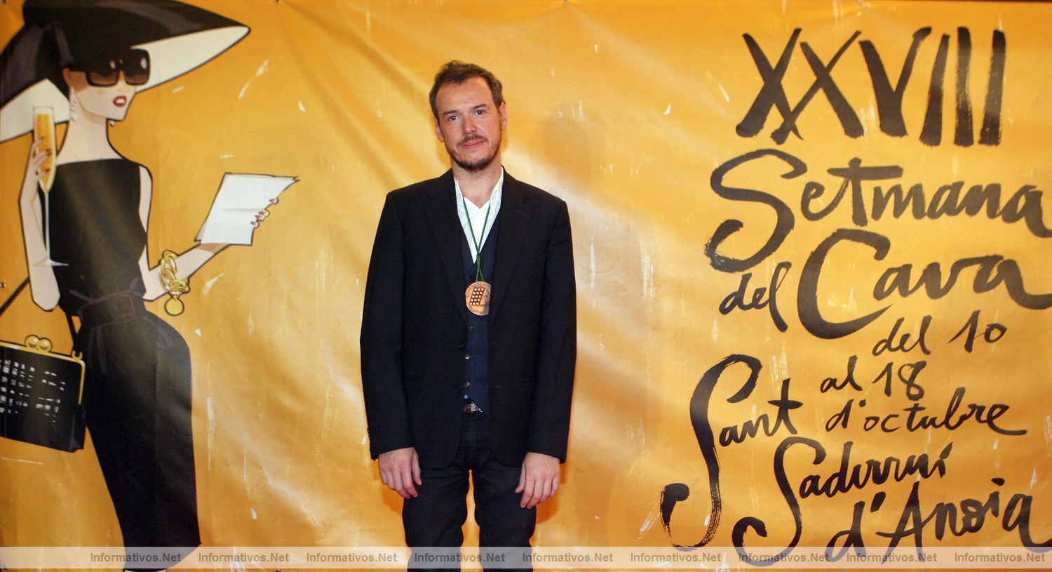 Ceremonia de Investidura Tardoral de la Confraria del Cava Sant Sadurn� 2009.  Jordi Labanda, Cofrade de M�rito, junto al cartel que ha dise�ado
