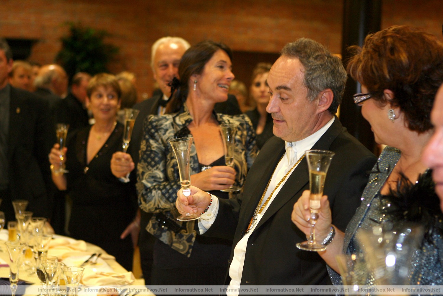Ceremonia de Investidura Tardoral de la Confraria del Cava Sant Sadurn� 2009. Mesa Presidencial, con el cava como protagonista de la cena