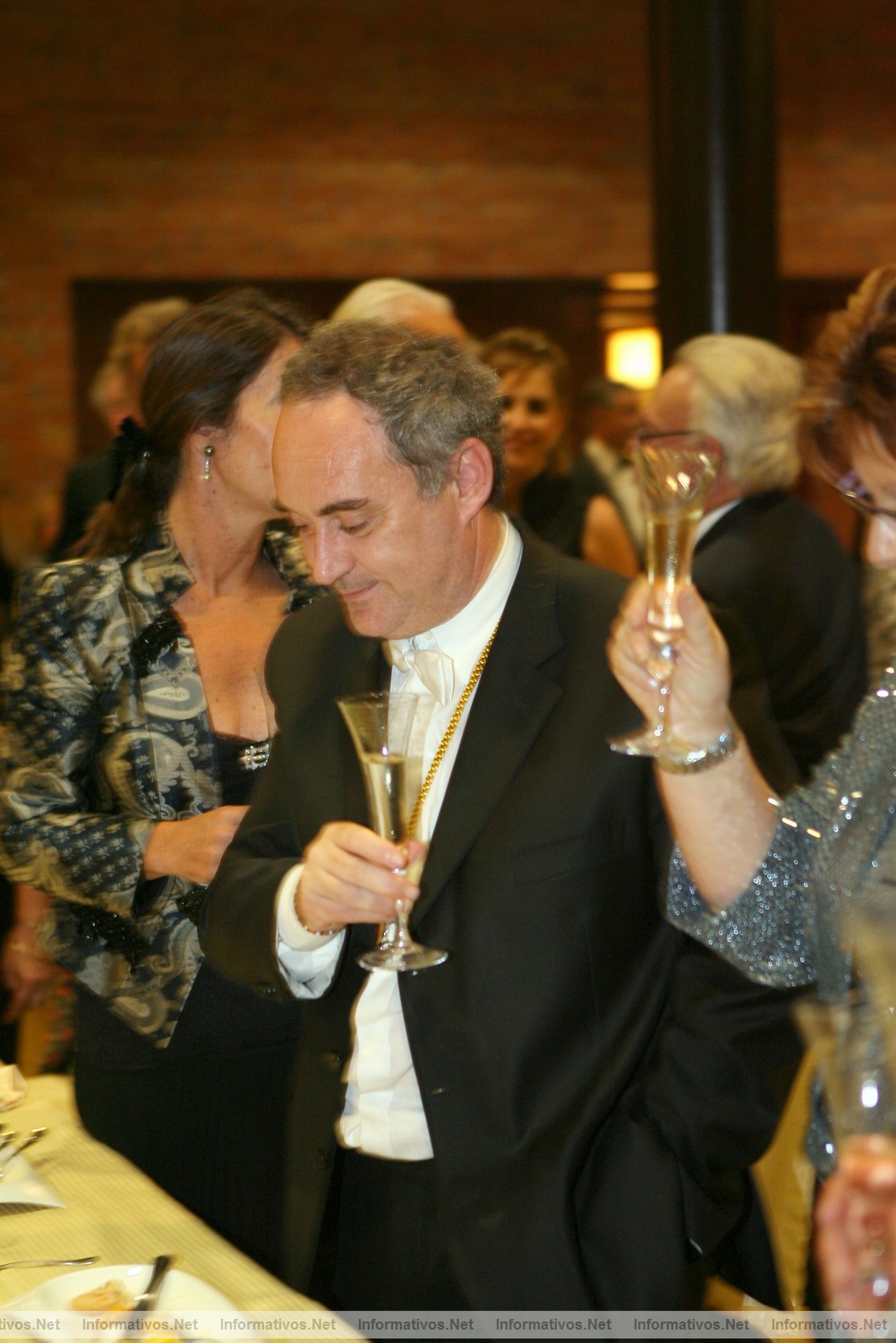 Ceremonia de Investidura Tardoral de la Confraria del Cava Sant Sadurn� 2009. Mesa Presidencial, con el cava como protagonista de la cena