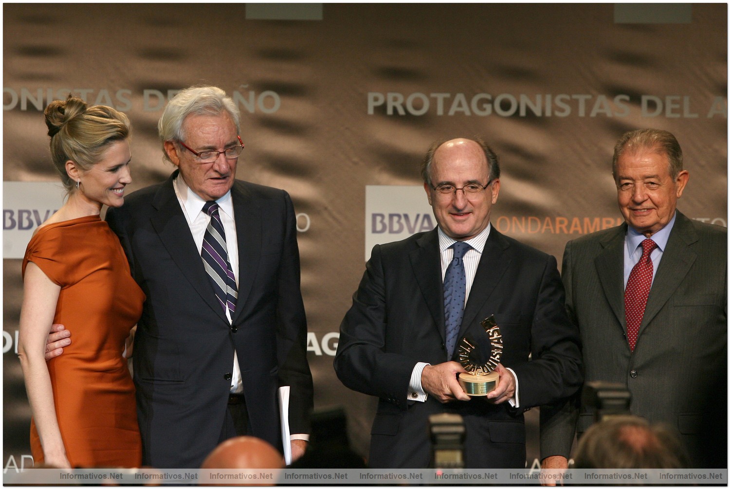 Premios Protagonistas 2009 - El Botillo: Antonio Brufau, presidente de REPSOL. Recibi� el premio de manos de Salvador Gabarr�, de Gas Natural y Uni�n Fenosa.