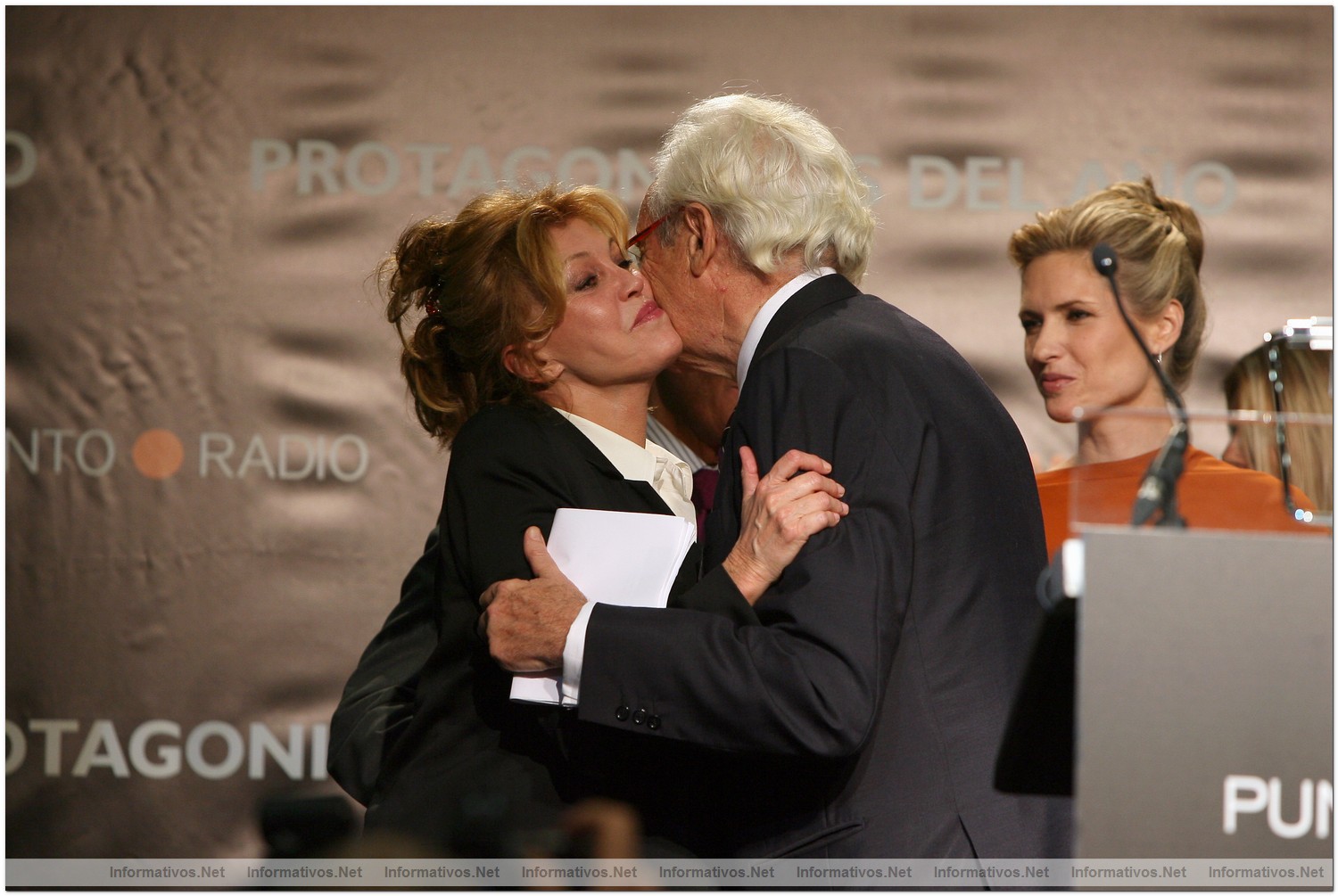 Premios Protagonistas 2009 - El Botillo: Carmen Thyssen saluda cari�osamente a Luis del Olmo