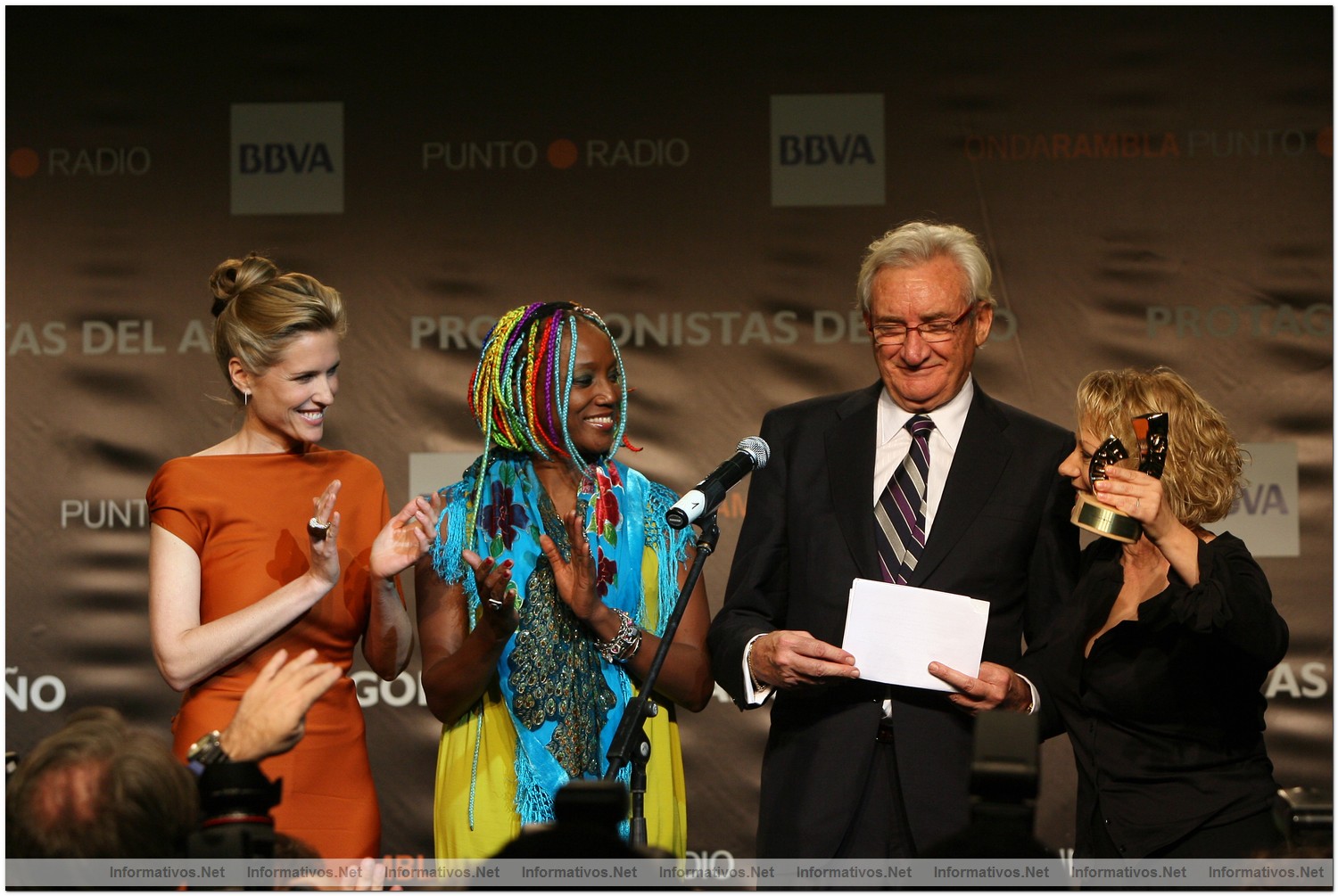 Premios Protagonistas 2009 - El Botillo: Marina Rosell, recibi� el premio de manos de la cantante Lucrecia; entre Judith Masc� y Luis del Olmo