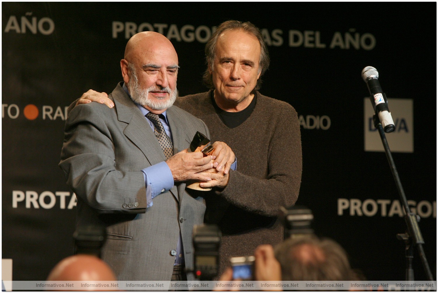 Premios Protagonistas 2009 - El Botillo: Joan Manuel Serrat, recibi� el premio por su Trayectoria Profesional de manos de Peret