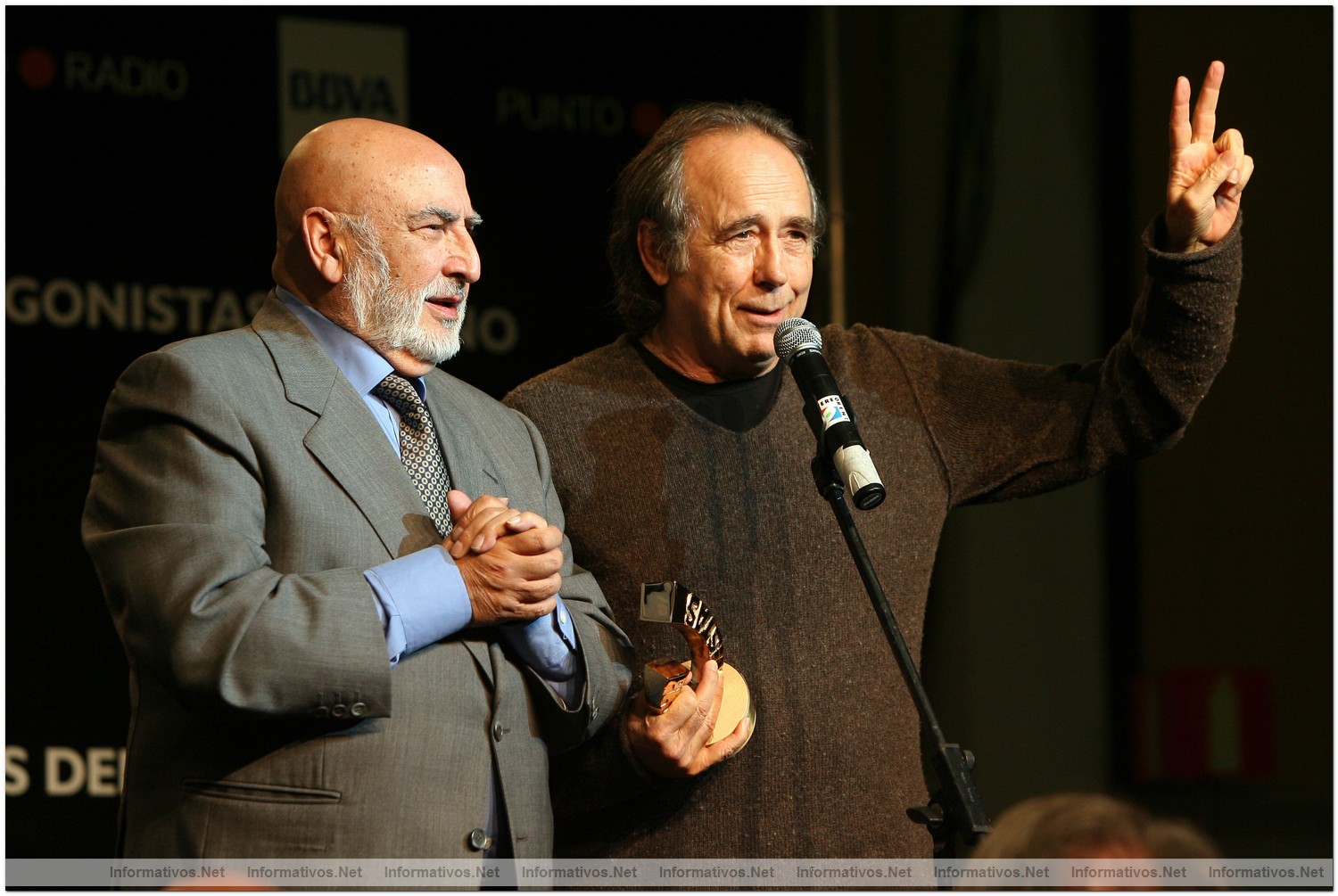 Premios Protagonistas 2009 - El Botillo: Joan Manuel Serrat, recibi� el premio por su Trayectoria Profesional de manos de Peret